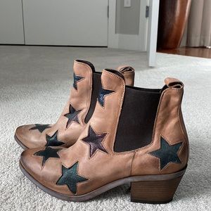 Adorable Souliers ankle boots with inlayed stars.